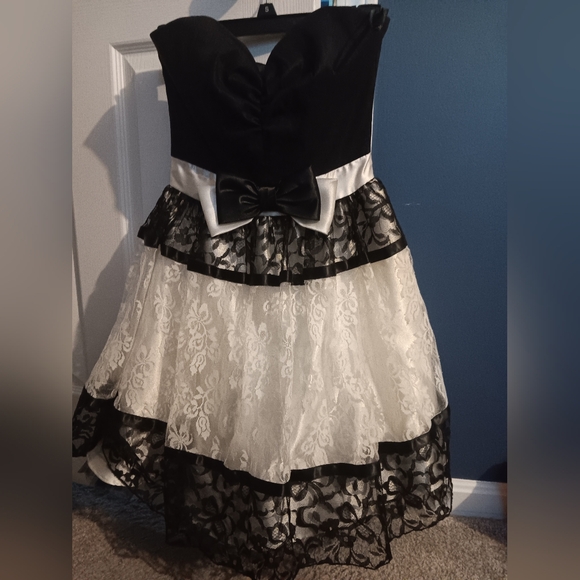 Dress - Picture 1 of 3